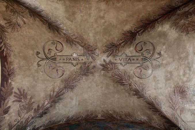 Buvusio gėlių turgaus grindinyje ir lubose iškaltos paprastos gyvenimo tiesos