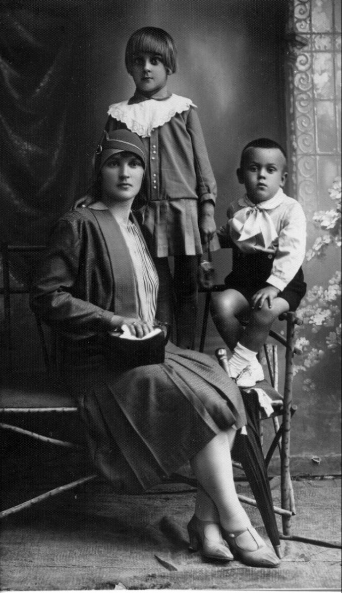 Ponia Konstancija Indriūnienė su dukra Vida ir sūnumi Algimantu, apie 1928 m.