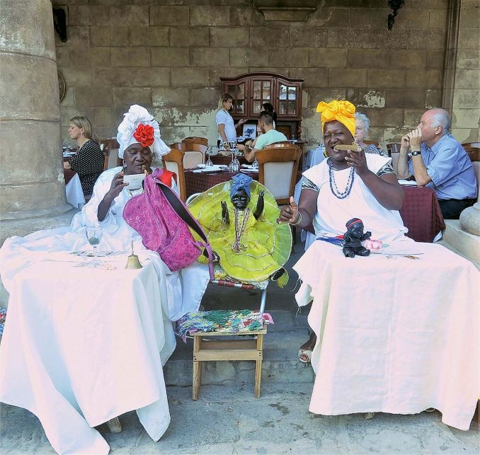 Havanos gyventojai gerai žino, kas patinka turistams. Už dyką šios moterys nesifotografuoja
