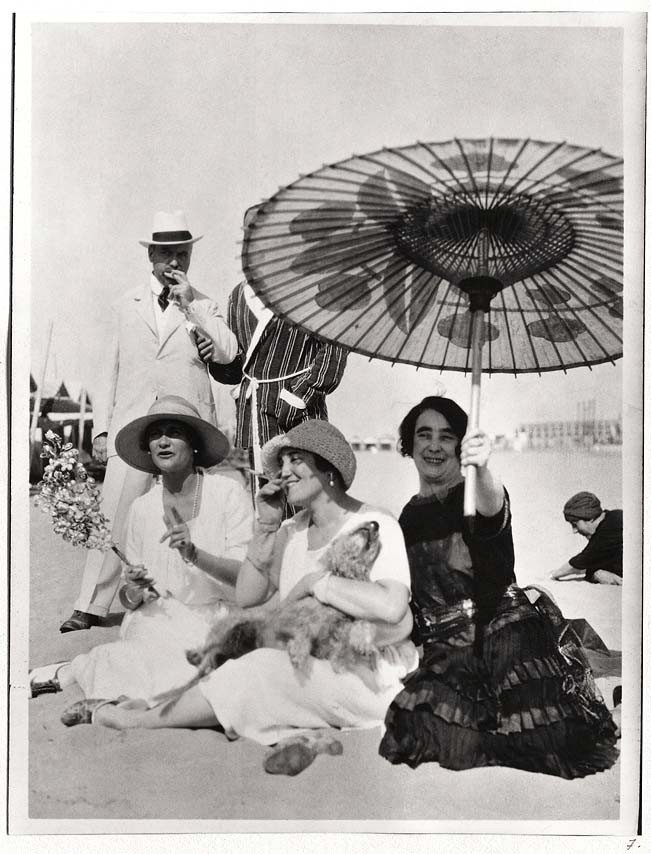 Modeliuotoja Coco Chanel (k.) su draugų kompanija Venecijoje