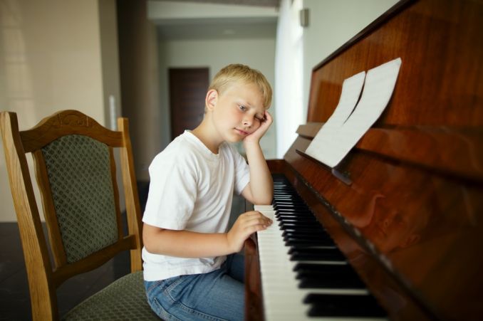 vaikas, berniukas, pianinas, fortepijonas, būrelis, muzika, grojimas,