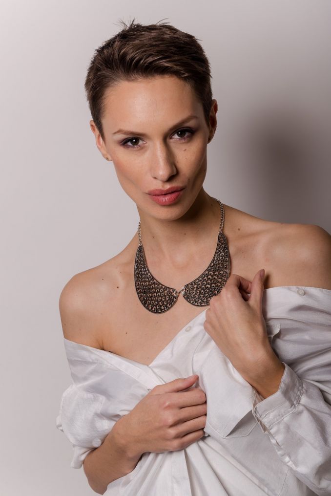 Monikos Račiūnaitės fotosesija. Marškiniai – „Yohji Yamamoto“ , metalinė apykaklė – iš močiutės spintos.