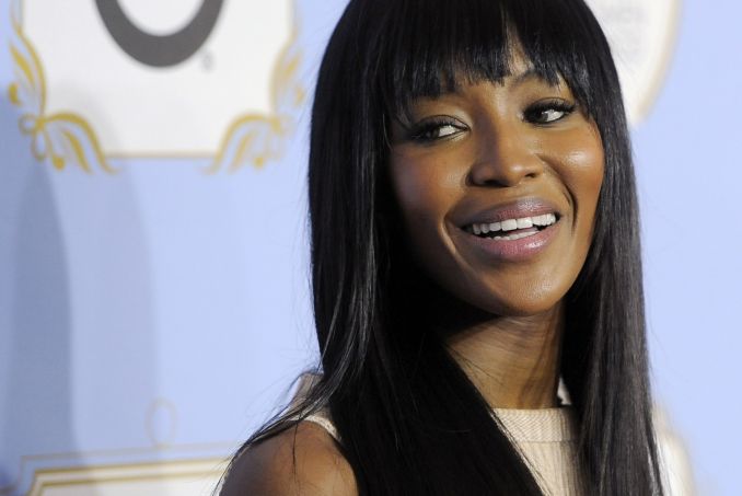 Manekenė Naomi Campbell dažnai lūpas apveda per tamsiu kontūru