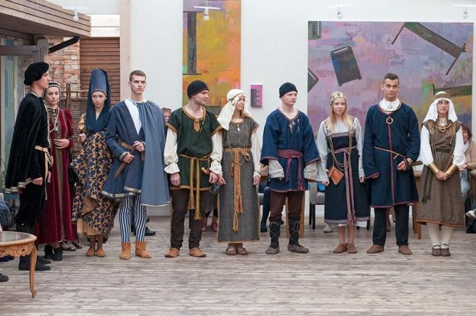Akimirka iš projekto „Etnogijos“ – krikščioniškos civilizacijos ir baltiškos tradicijos simbiozė kostiume