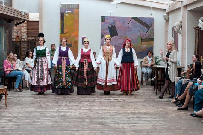 Akimirka iš projekto „Etnogijos“ – krikščioniškos civilizacijos ir baltiškos tradicijos simbiozė kostiume