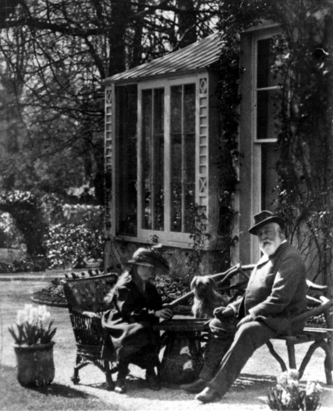 Agatha Mary Clarissa Miller (AGATHA CHRISTIE), su tėvu Frederick Miller, 1898 m.
