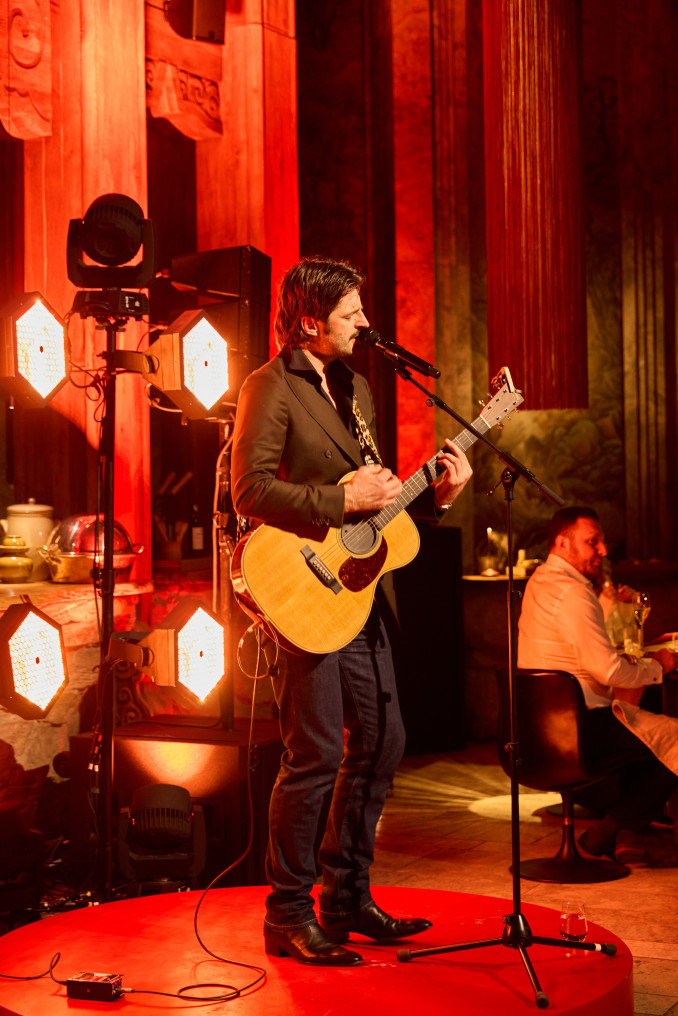 Kai restoranas tampa scena: antrasis „HeJi“ gimtadienis su Agne Kuzmickaite, tapybos performansu ir Justinu Jaručiu