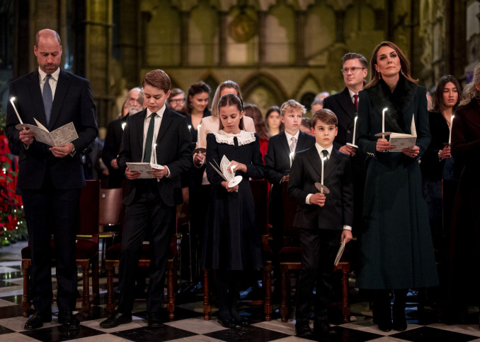 Princas Williamas, princesė Kate ir jų vaikai – George’as, Charlotte ir Louis – dalyvauja kalėdinėse giesmių pamaldose, rankose laikydami degančias žvakes.