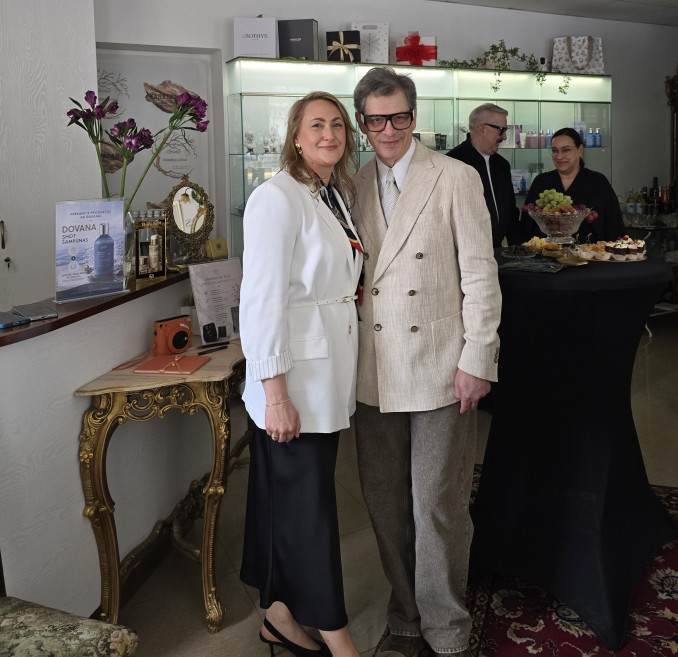 Iš kairės kosmetikos atstovė Anastasija Žvybienė ir prof. Eugenijus Skerstonas