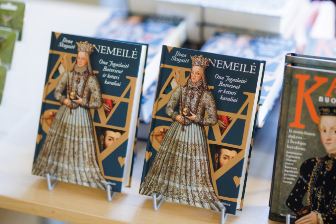 Pamirškite Tiudorus ir Bordžijas: naujame I. Skujaitės romane – vienintelės Jogailaičių moters, išrinktos karaliumi, istorija