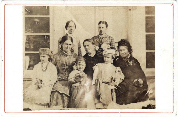 Sofija Tyzenhauzaitė-Šuazel (dešinėje, krašte) su anūkais: Marija, Aleksandru, Gabrieliumi (priekinėje eilėje) ir marčia Sofija Čapska-Šuazel (viduryje)
