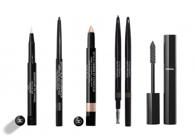 „Chanel“ makiažo priemonės: akių kontūras „Signature de Chanel“, akių pieštukas „Stylo Yeux Waterproof“, pieštukiniai akių šešėliai „Stylo Ombre Et Contour“, antakių pieštukas „Stylo Sourcils Haute Precision“, blakstienų tušas „Le Volume De Chanel“
