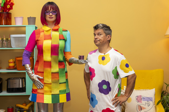 Linksmoji šeimynėlė,robotė auklė paduoda kavą tėčiui