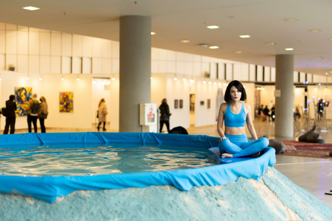 Monikos Dirsytės performansas meno mugėje -ArtVilnius'21-. Meno mugės ArtVilnius