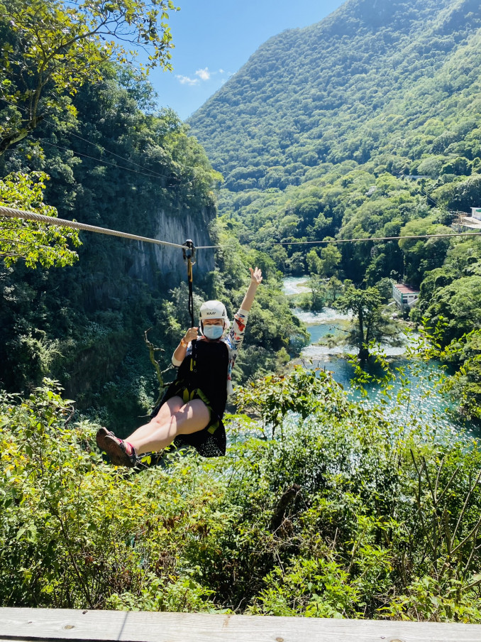 Nusileidimas trosu De Micos krioklių parke