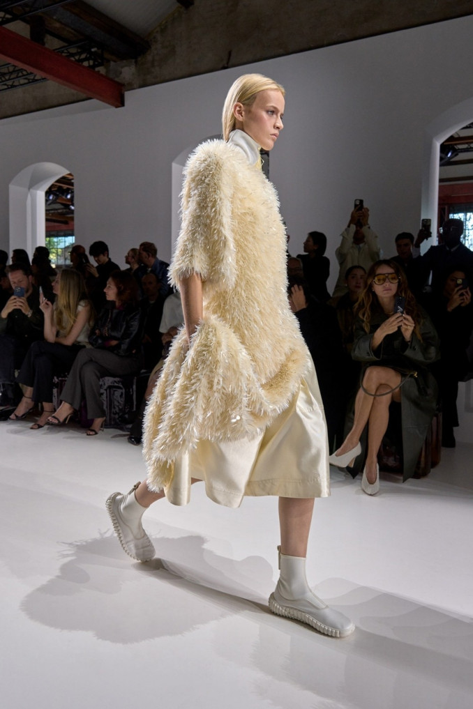 „Bottega Veneta“ 2026 m. pavasario ir vasaros modelis, vilkėtas K. Jenner