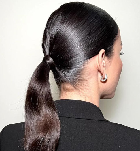 Žemai surišti, „šlapi“ plaukai („Sleek Low Ponytail“)