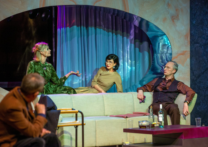 Adrija Čepaitė – Linda (centre). Iwan Wyrypajew, „Girti“, rež. Iwan Wyrypajew, Lietuvos nacionalinis dramos teatras, 2023.