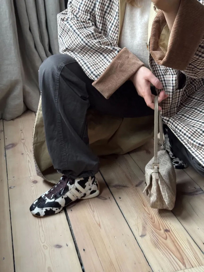 Dėmėtas karvės („cow print“) raštas