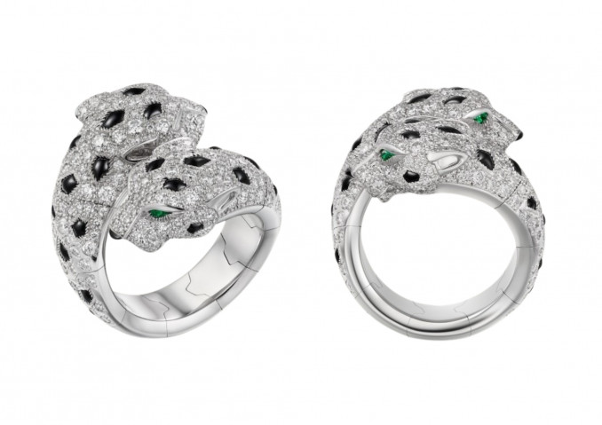 Baltojo aukso „Panthère de Cartier“ žiedas, inkrustuotas oniksu, smaragdais ir deimantais