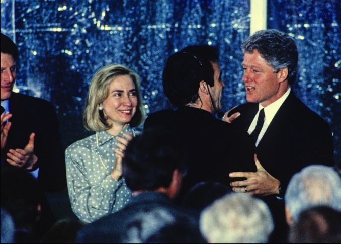 Ponios Hillary Clinton stilius keitėsi nežymiai. Dažniausiai ji keisdavo šukuoseną. „Tai vienintelis dalykas, kurį turiu galios pakeisti“, – sako ji