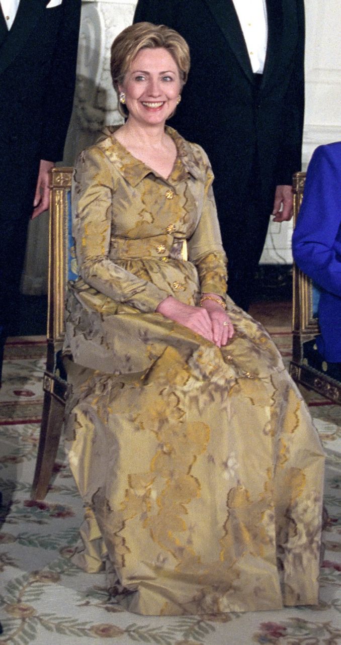 Iškilmingomis progomis H. Clinton vilki sukneles