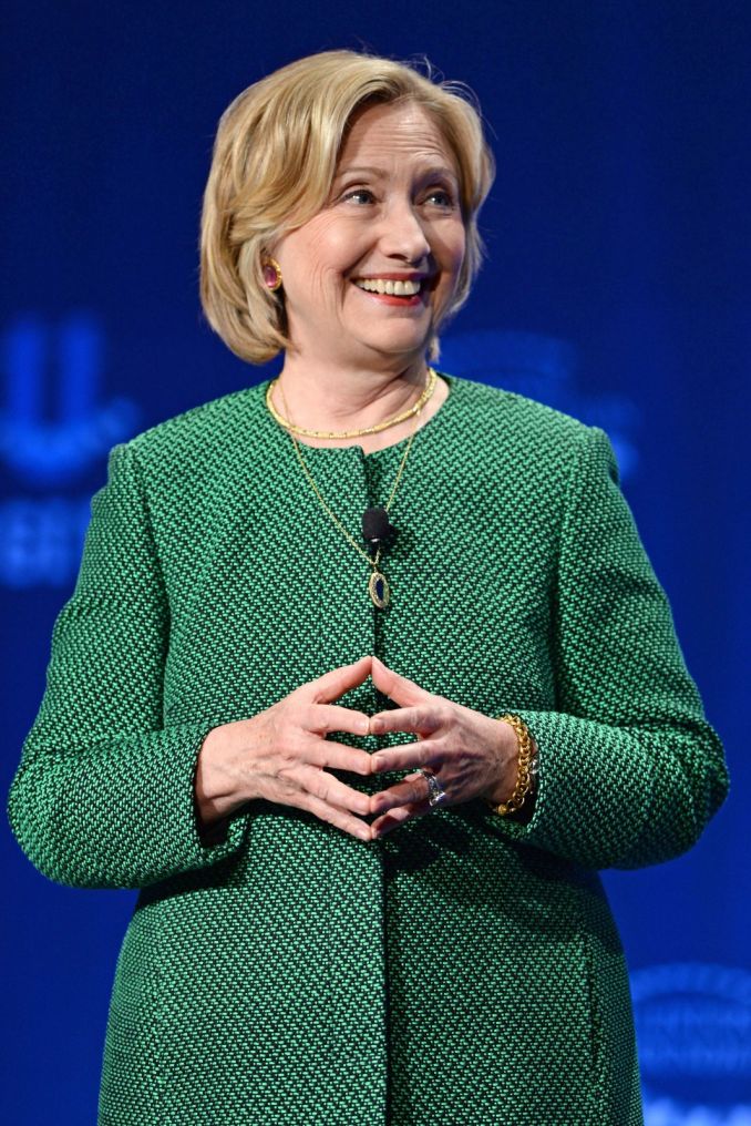 Žalia spalva visai tinka H. Clinton – daro ją švelnesnę