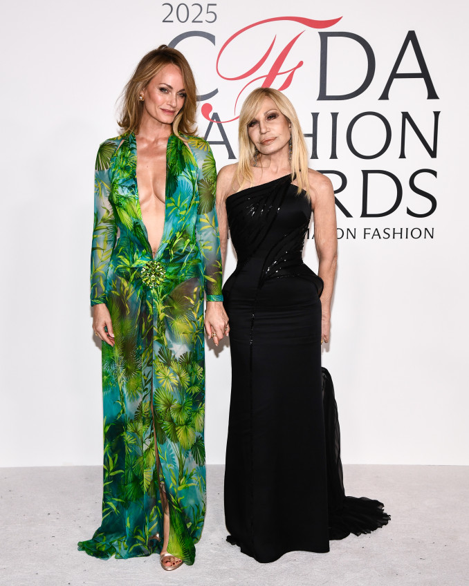 Amber Valletta ir Donatella Versace