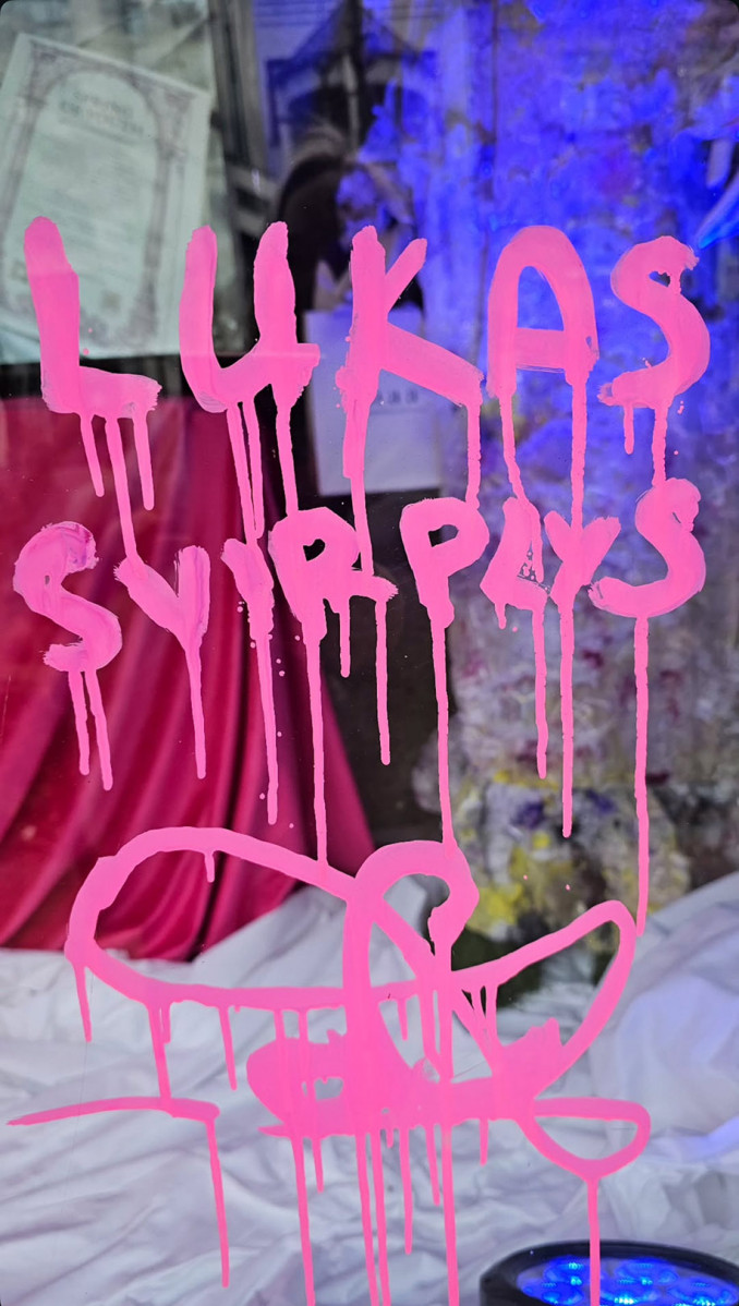 Šiauliuose pristatoma Luko Svirplio instaliacija „Jubiliejinis stalas“ – šventė, kuri vyksta visą parą