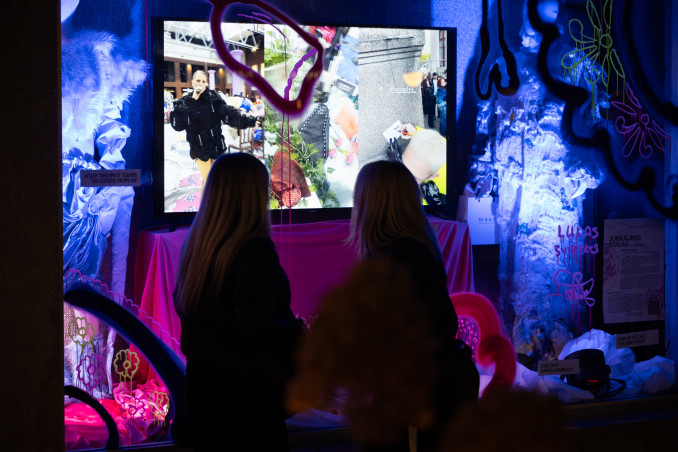 Šiauliuose pristatoma Luko Svirplio instaliacija „Jubiliejinis stalas“ – šventė, kuri vyksta visą parą