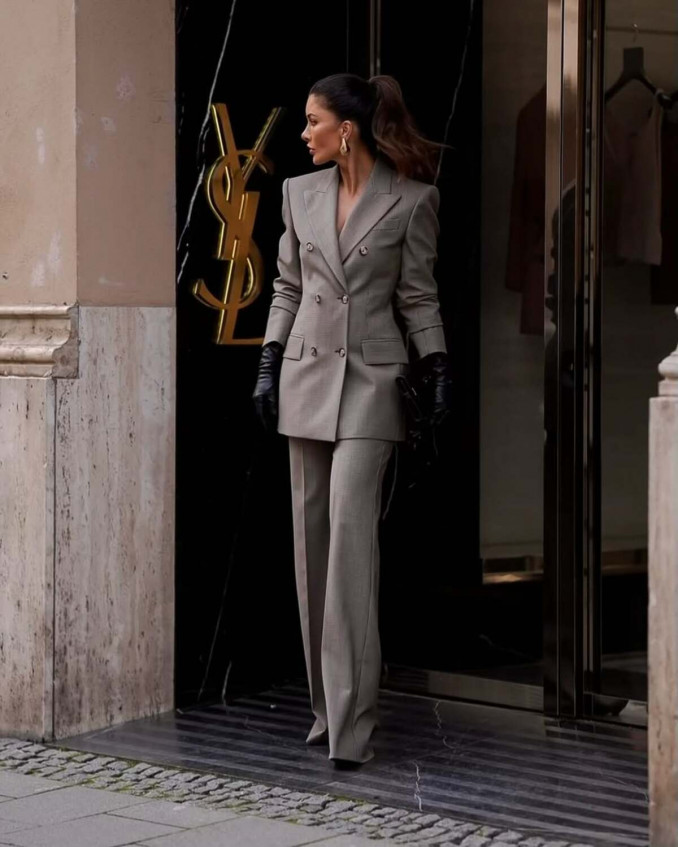 pilkas elegantiškas kelnių kostiumas