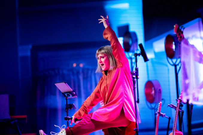 Neda sugrįžo su legendinėmis dainomis: kelionė laiko mašina ir jautri žinutė