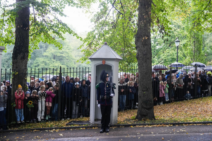Procesija su Norvegijos karaliaus Haraldo karstu pajudėjo iš ligoninės į rūmus