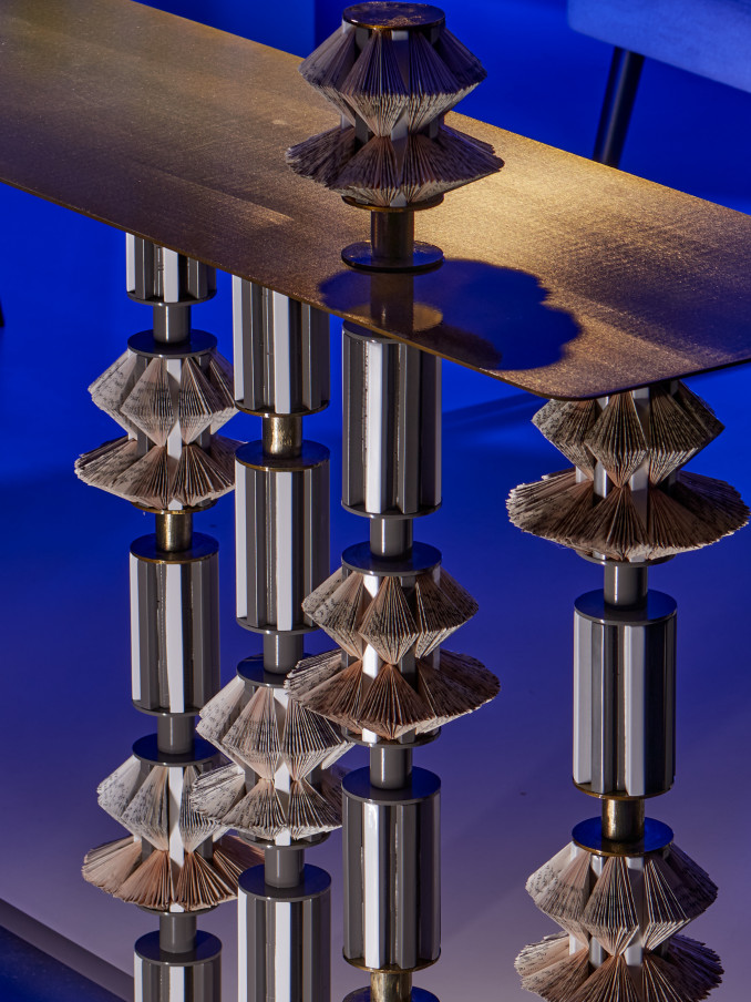 Senos knygos atgimė menininkės E. Bučienės kolekcinio dizaino kūriniuose