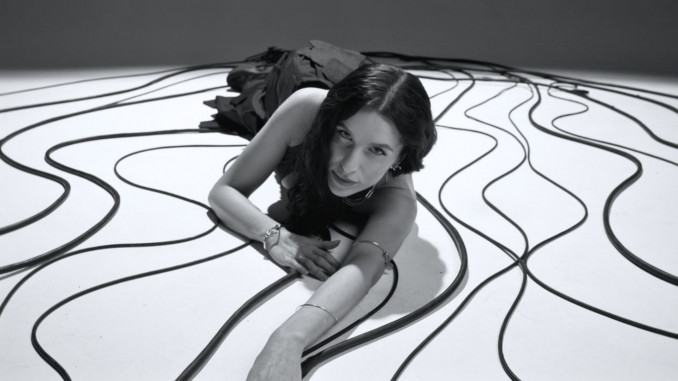 „Sisters On Wire“