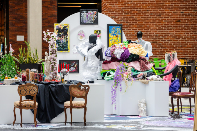 Kauno „Akropolyje“ parodą pristatė menininkas L. Svirplys: svečius privertė pasijausti, kaip pokylių salėje ir negailėjo staigmenų