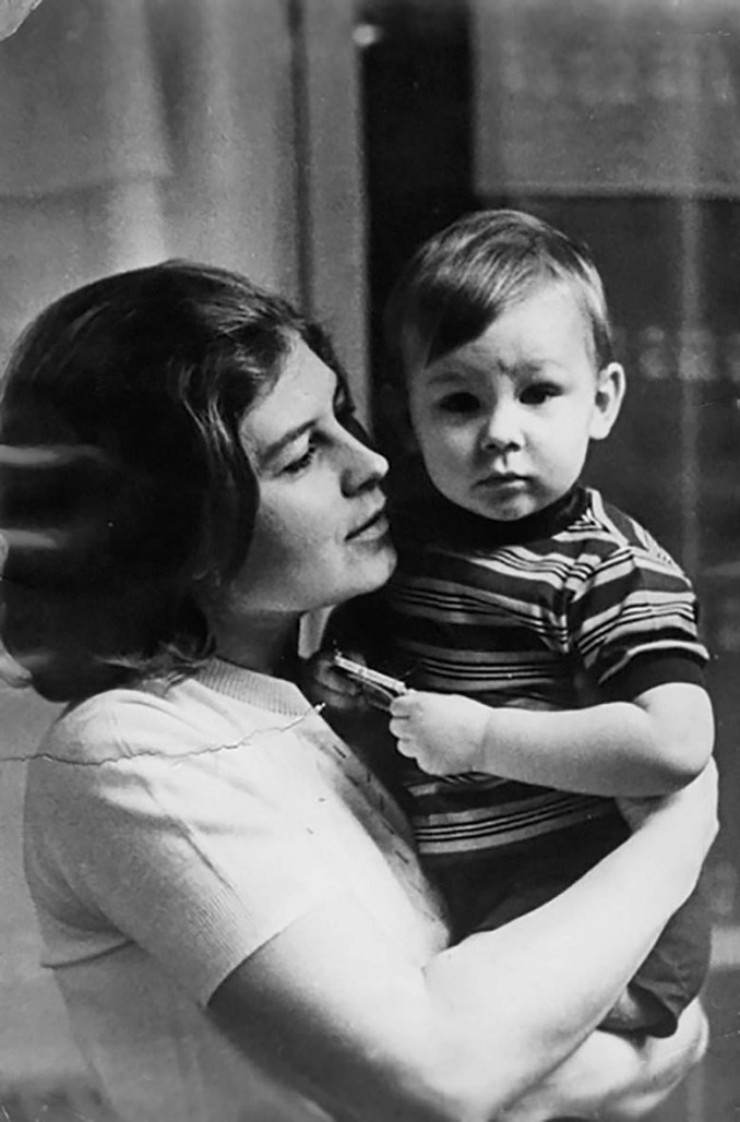 Arkivyskupas Kęstutis Kėvalas su mama